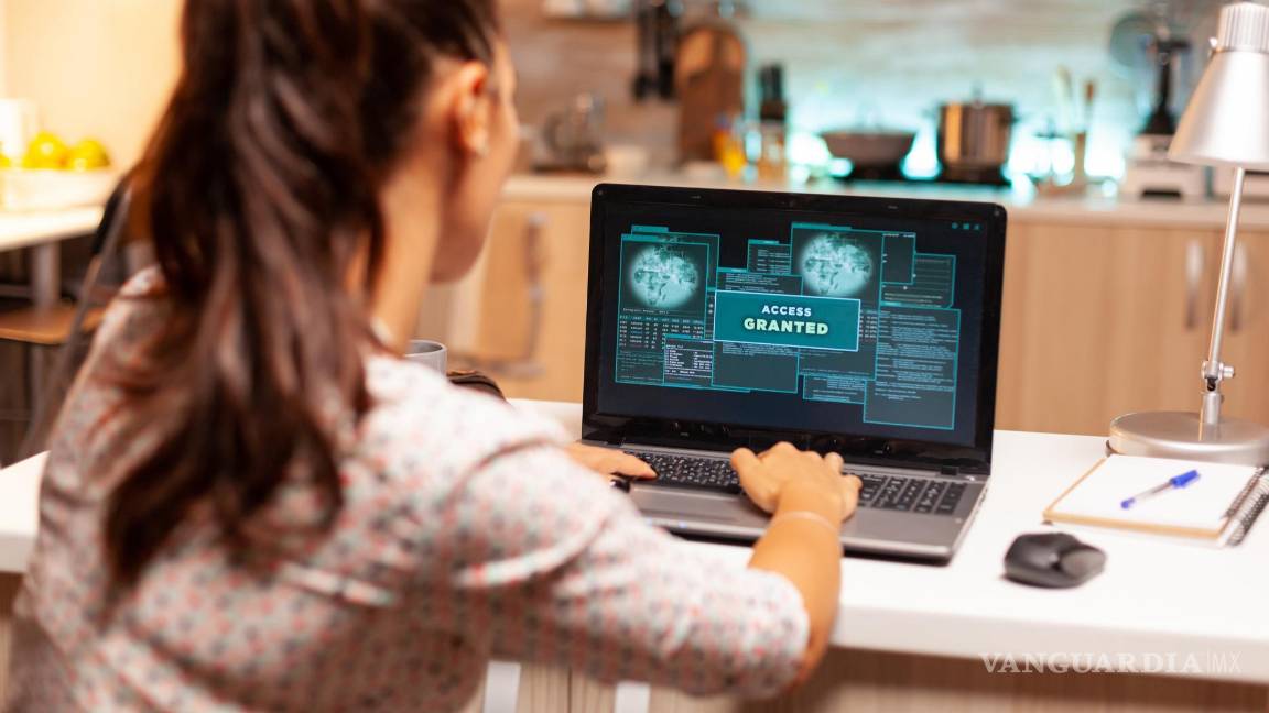 $!Mujer jáquer lanzando un presunto ciberataque financiero.