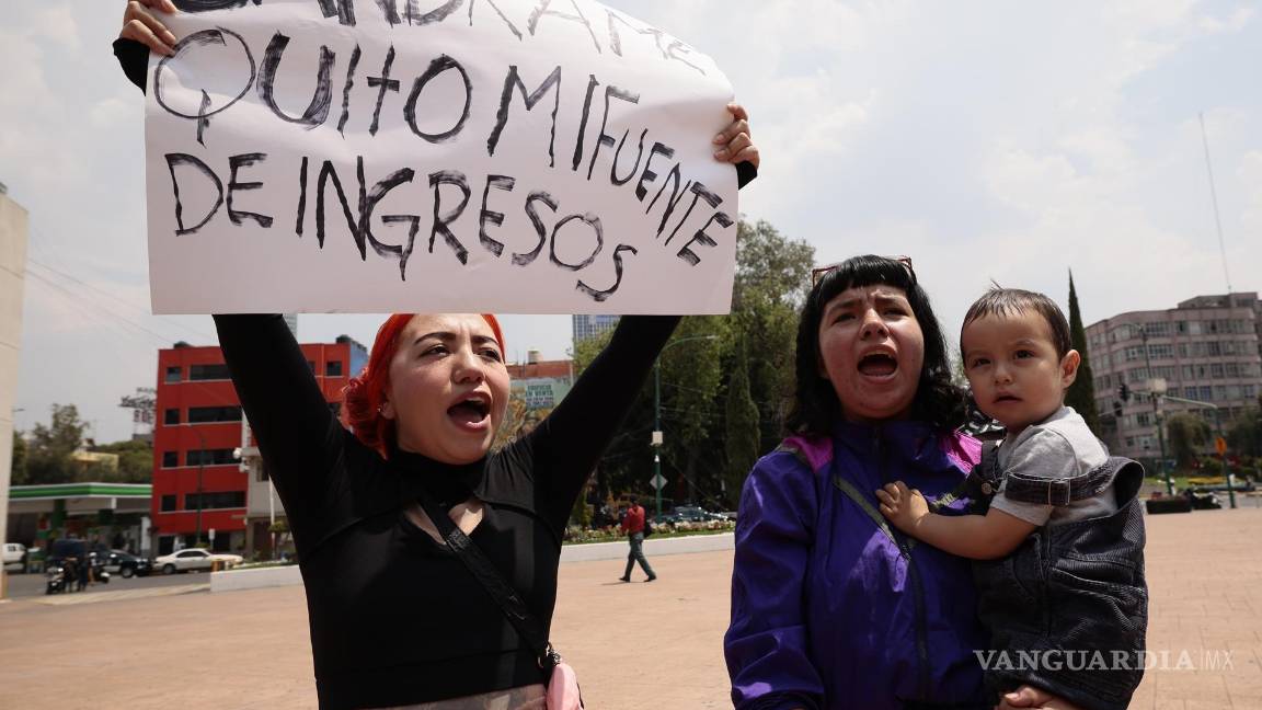 $!Protesta para exigir el cese de las políticas de limpieza social en contra de las mujeres trabajadoras sexuales y feministas en la alcaldía Cuauhtémoc.