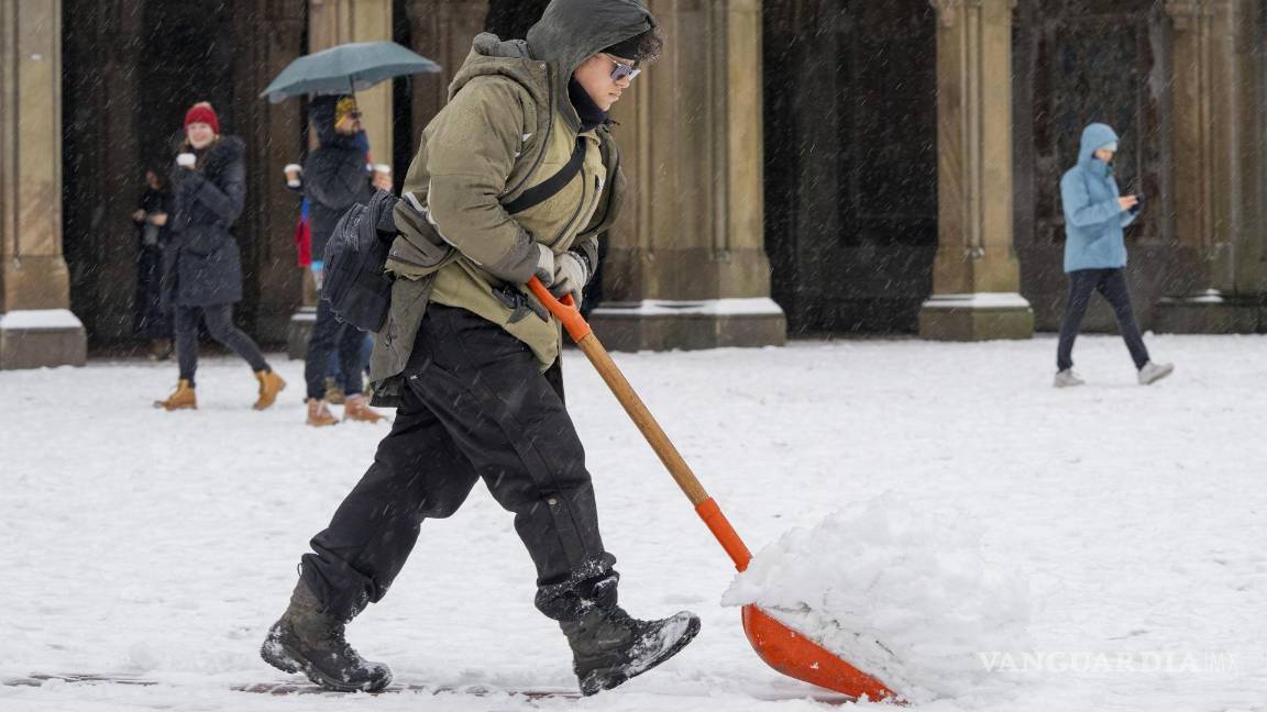 $!Este martes se esperaban más nevadas en varios estados, donde la temperatura podría caer hasta los -30 grados.
