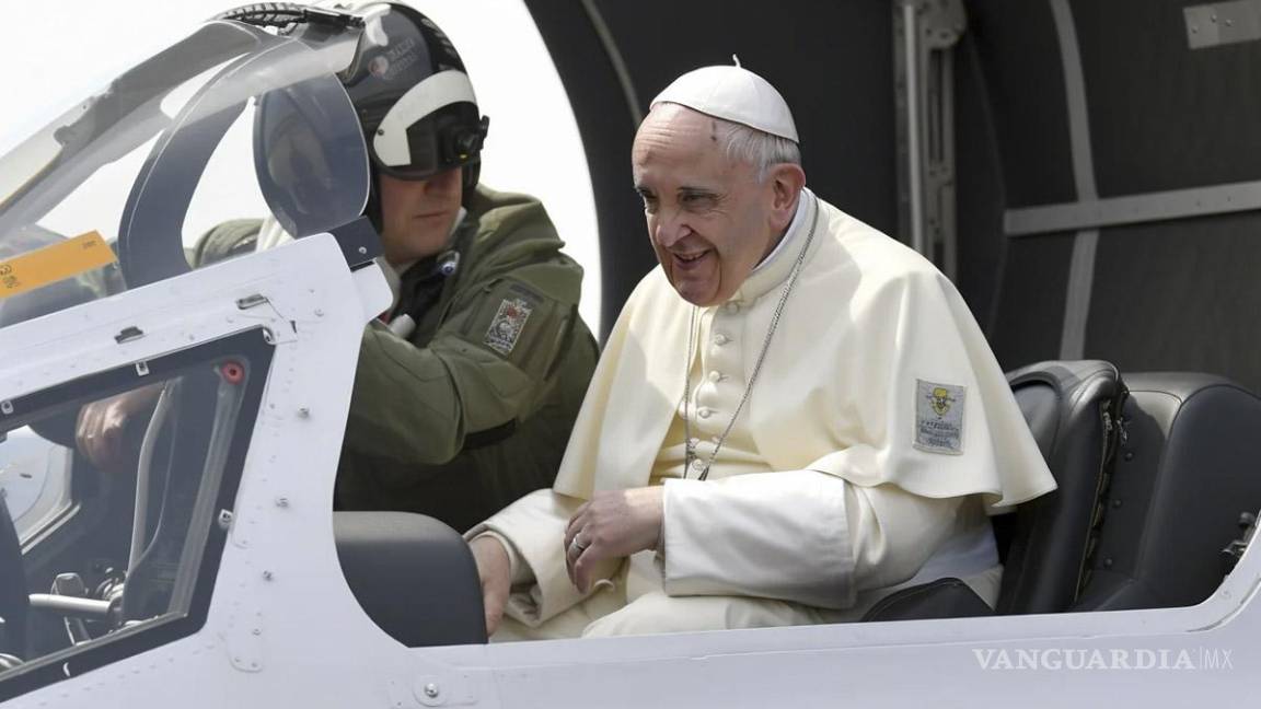 $!Una imagen generada por IA que muestra al Papa Francisco en una cabina de combate.