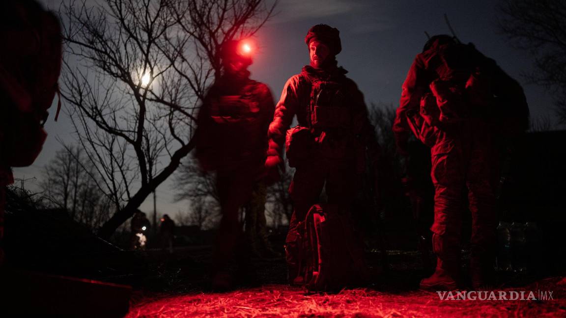 $!Soldados ucranianos alistaban armas y municiones mientras se preparaban para lanzar un asalto contra soldados rusos en Ucrania a principios de este mes.