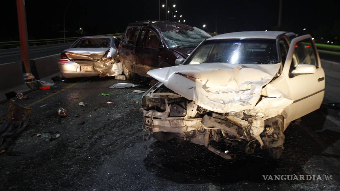 Accidente tras una falla mecánica y volcadura deja cuatro personas lesionadas en Saltillo