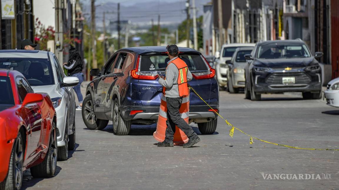 $!Aunque los trabajos en la calle General Cepeda parecen concluidos, la vialidad sigue cerrada, afectando la circulación en el Centro Histórico.