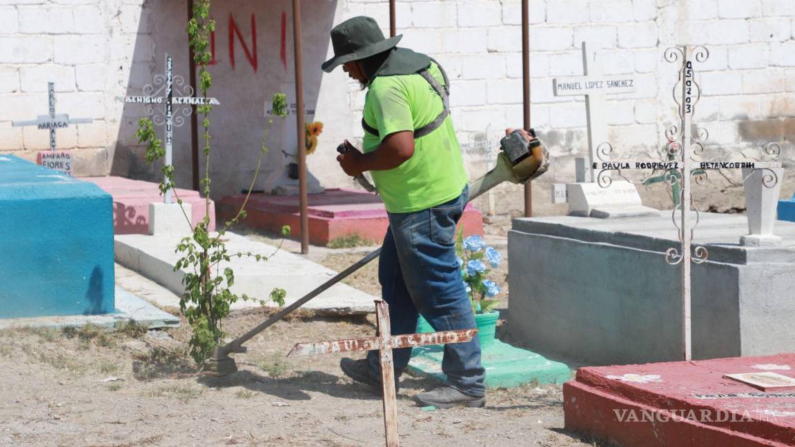 $!Desde hace días, personal del Municipio lleva a cabo labores de limpieza en los camposantos.