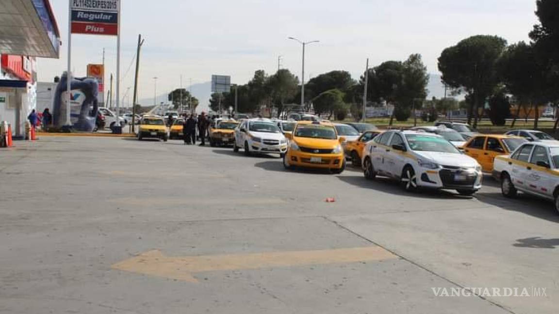 Taxistas protestan en gasolinera de Saltillo; denuncian presunto combustible adulterado