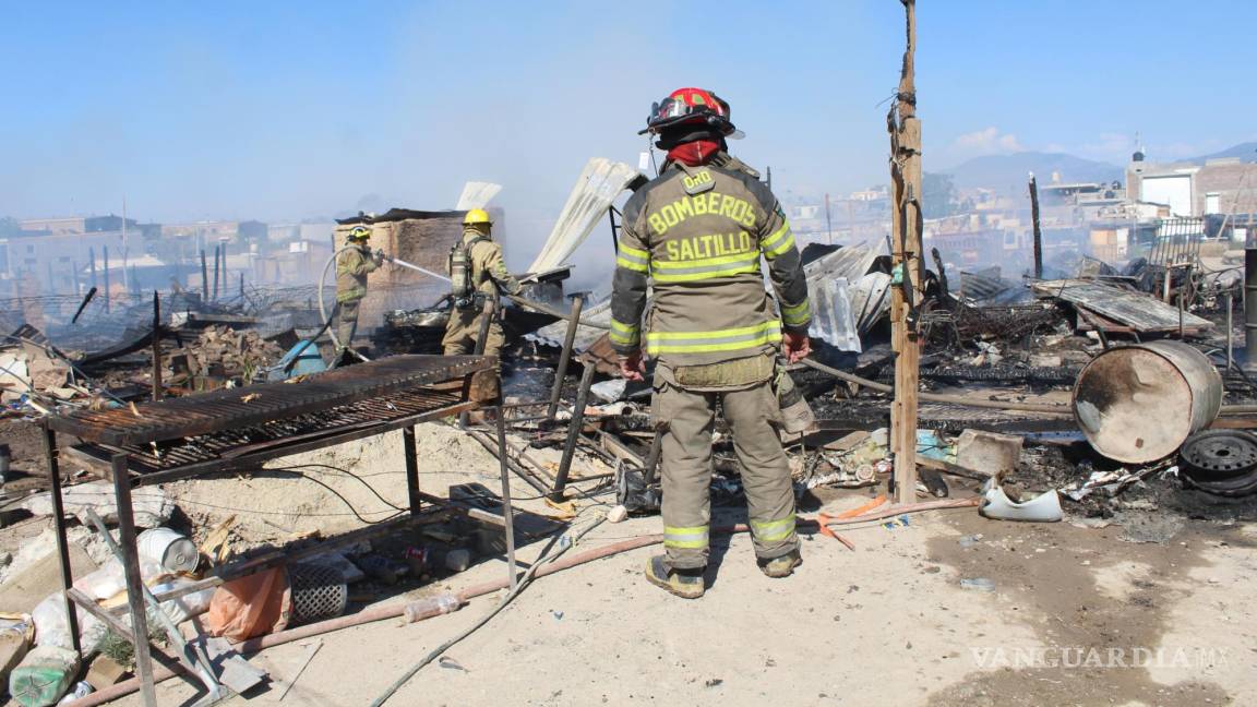 Siete familias quedan en la calle por incendio de tejabanes en Saltillo