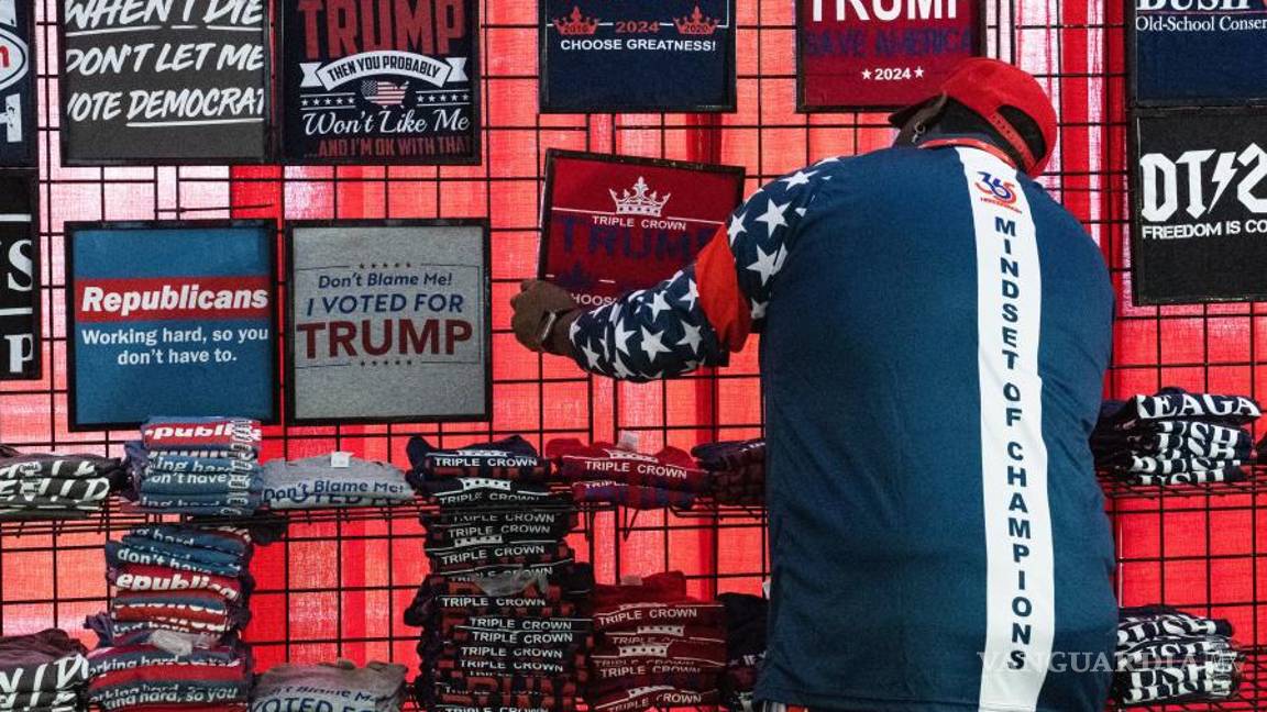 $!Un vendedor ajusta un cartel para una camiseta en apoyo del expresidente Donald Trump en la Conferencia Anual de Acción Política Conservadora.