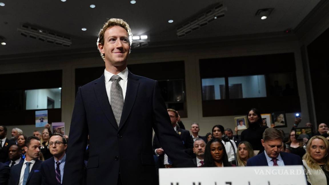 $!El director ejecutivo de Meta, Mark Zuckerberg, llega para testificar ante una audiencia del Comité Judicial del Senado en el Capitolio en Washington.