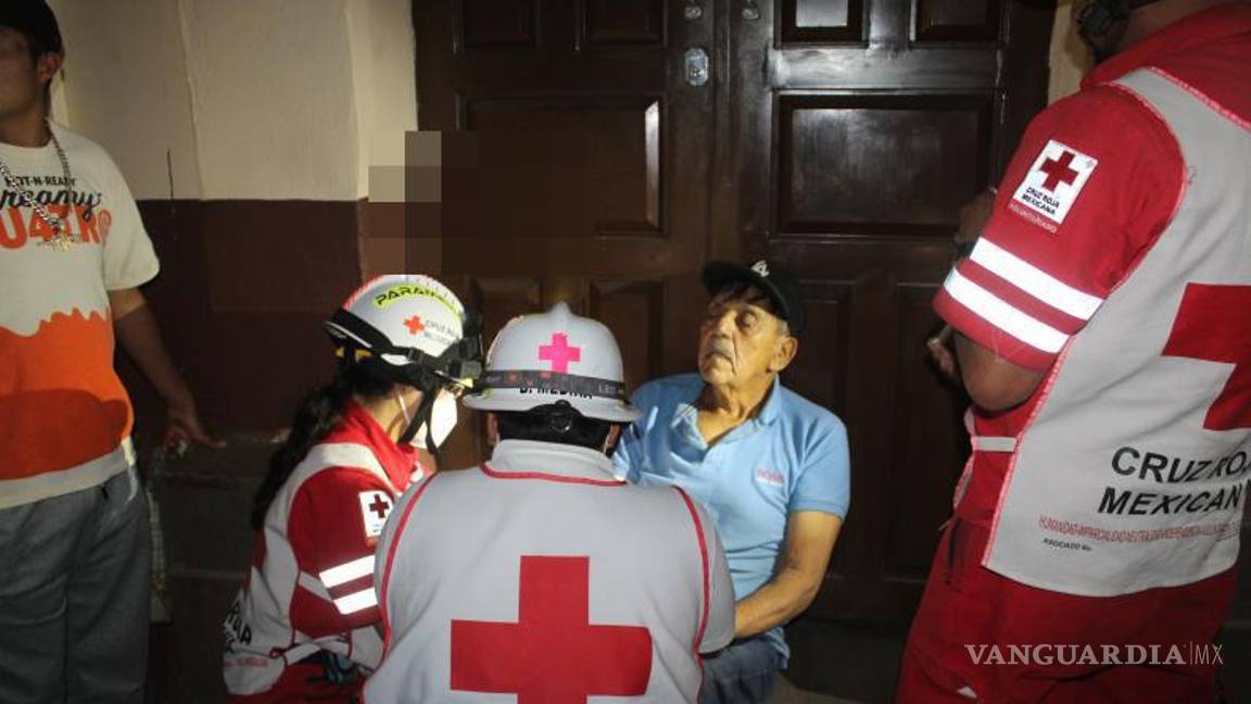 $!Paramédicos de la Cruz Roja llegaron rápidamente para atender a Ramiro ¨N¨ tras el accidente.