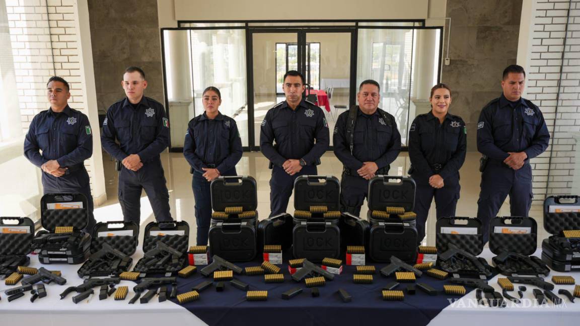 Tiene Ramos Arizpe arsenal municipal por primera vez; entrega alcalde armamento a policías