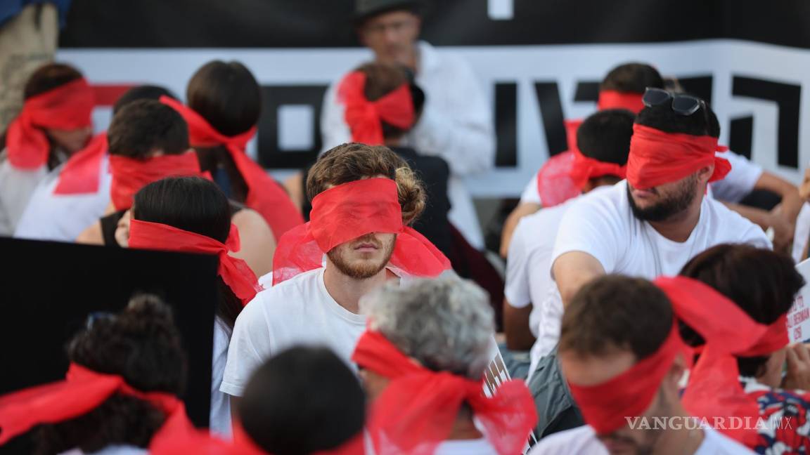 $!Residentes del kibutz Kfar Aza y familias de rehenes israelíes en Gaza protestan y piden su liberación inmediata, en Tel Aviv, Israel.