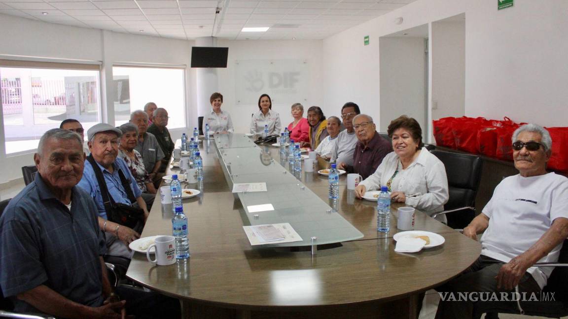 $!DIF Torreón reconoce a adultos mayores del programa Empacadores Voluntarios