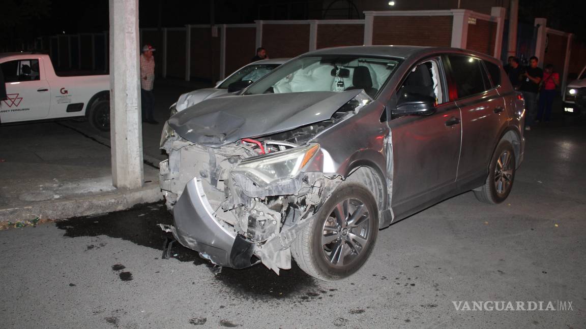 Mujer provoca accidente al no respetar alto en La Salle, en Saltillo; hay dos lesionados