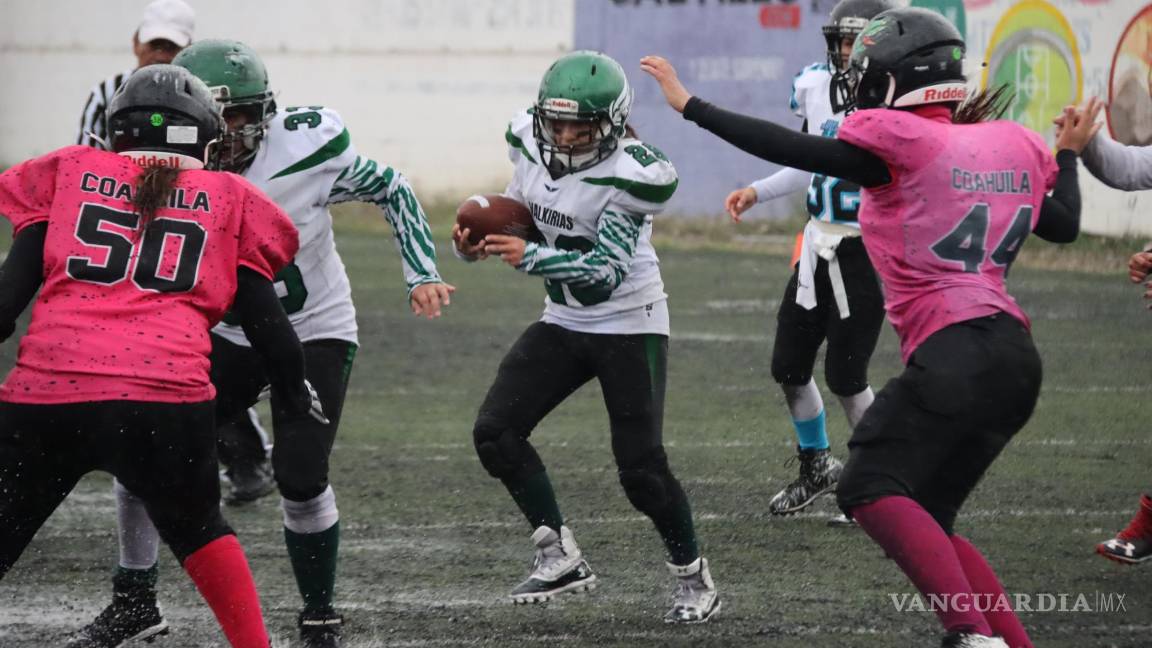 $!Con tres anotaciones Yopsy Domínguez, corredora de Valkirias fue la jugadora del partido en el triunfo de 20-19.