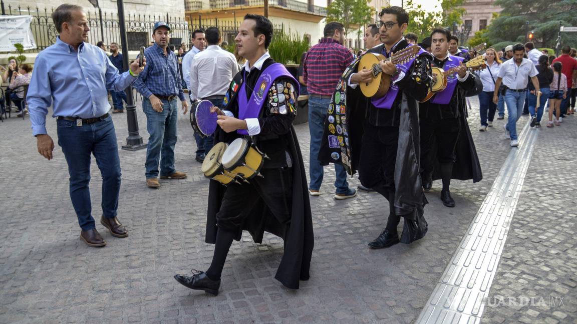 $!Las Tunas Universitarias de la UAdeC animaron la callejoneada con canciones populares que invitaron a cantar y bailar por las calles del centro histórico.