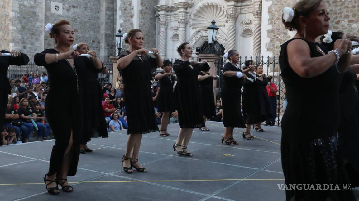 $!Integrantes de distintos ballets folklóricos ofrecieron coloridas presentaciones en el Paseo Capital, mostrando tradiciones dancísticas de diversas regiones de México.