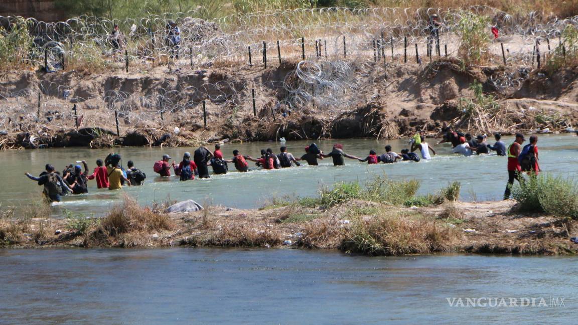 En ‘cadena humana’, miles de migrantes cruzan a Estados Unidos desde Piedras Negras este domingo (video)