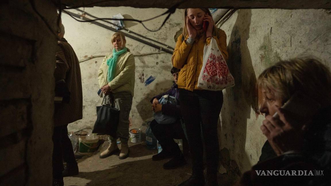 $!Un grupo de personas esperan en un refugio subterráneo tras explosiones en Leópolis, en el oeste de Ucrania, el 26 de marzo de 2022.