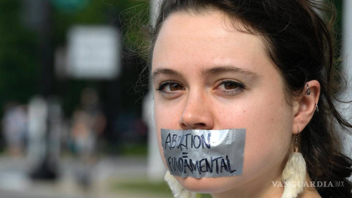 $!Una mujer se tapa la boca con una cinta que dice Aborto es fundamental, durante una manifestación en Washington contra el fallo que prohíbe el aborto.
