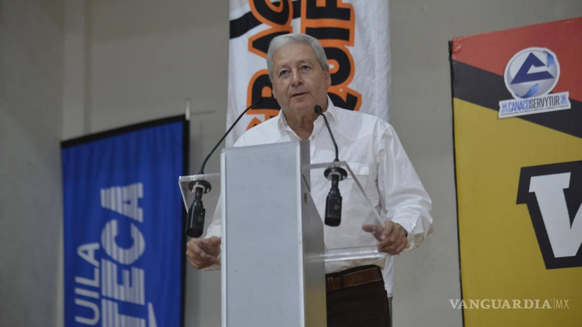 $!El alcalde de Saltillo, José María Fraustro Siller, destacó la organización y seguridad del evento durante la ceremonia de premiación en la Unidad Deportiva de la UAdeC.