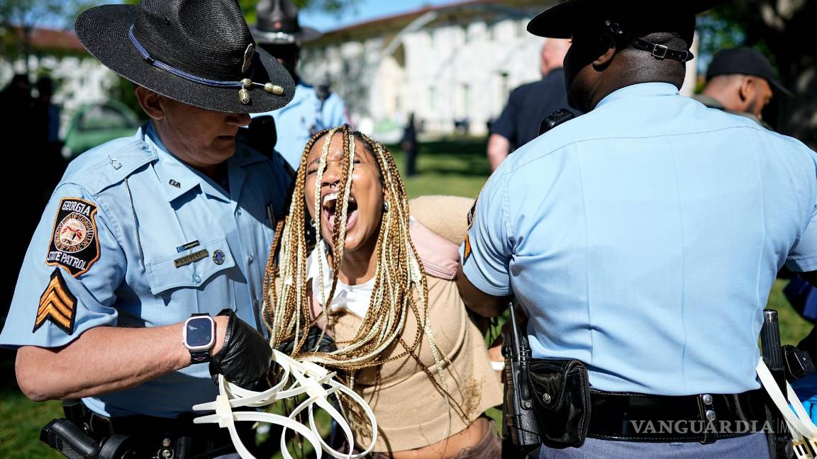$!Oficiales de la Patrulla Estatal de Georgia detienen a un manifestante en el campus de la Universidad Emory durante una manifestación pro palestina en Atlanta.