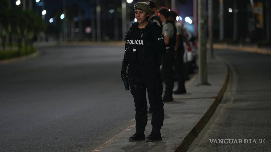 $!La policía vigila el inicio del toque de queda decretado por el presidente de Ecuador, Guillermo Lasso, para tratar de reducir la ola de violencia en Manta, Ecuador.