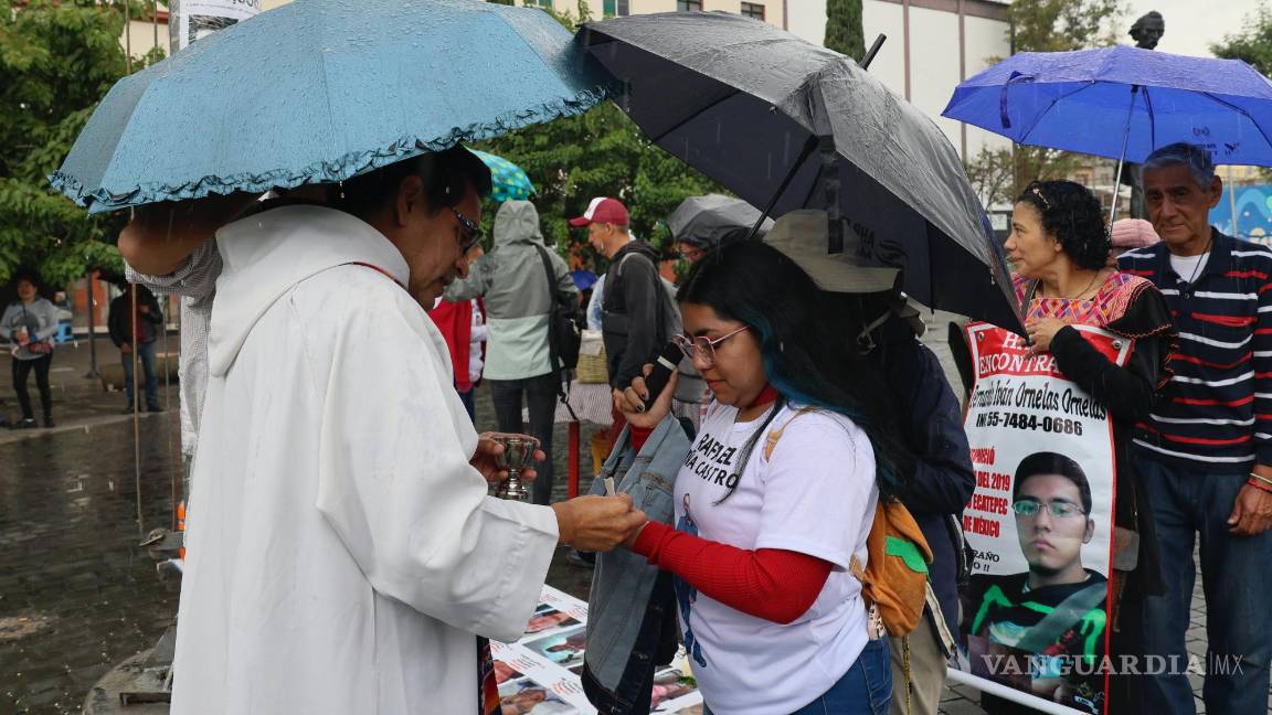 $!El sacerdote anglicano Arturo Carrasco le da la comunión a Janet Piña Montelongo enuna misa que conmemora la desaparición del colectivo Uniendo Esperanzas.