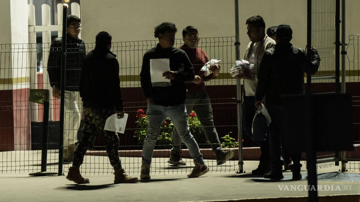 $!La noche del miércoles 22 de enero, un segundo grupo de aproximadamente 100 migrantes fue deportado a México, arribando a la garita El Chaparral, Tijuana.