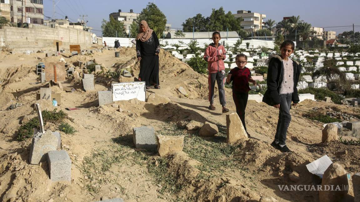 A medida que aumentan las pérdidas en Gaza, los funerales dignos se vuelven otra víctima de los ataques