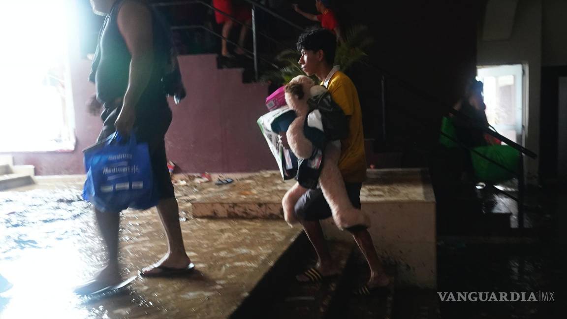 $!Personas se llevan artículos de las tiendas de un centro comercial tras el devastador paso del huracán Otis por Acapulco, GuerreroM(éxico).