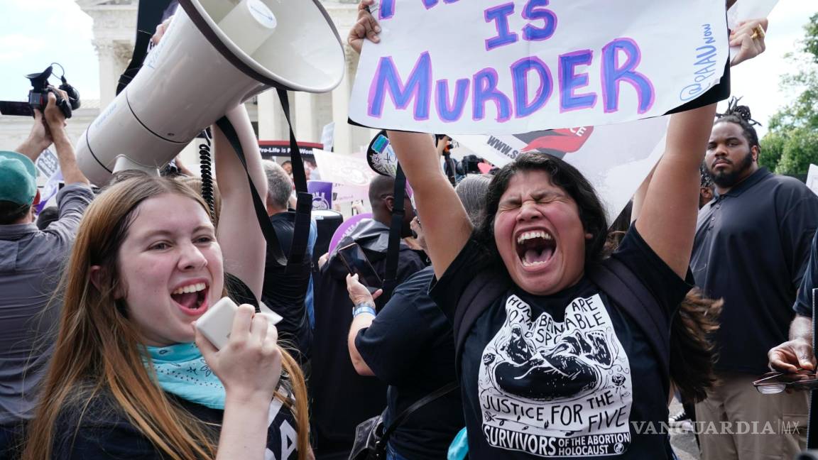 $!Varias personas festejan frente a la Corte Suprema en Washington, después de que el máximo tribunal puso fin a las protecciones constitucionales al aborto.