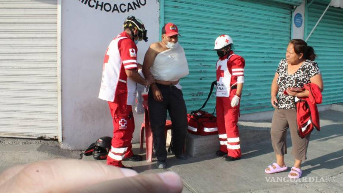 $!En guardia de seguridad venía en su motocicleta marca kurazai de sur a norte por Museo del Desierto.