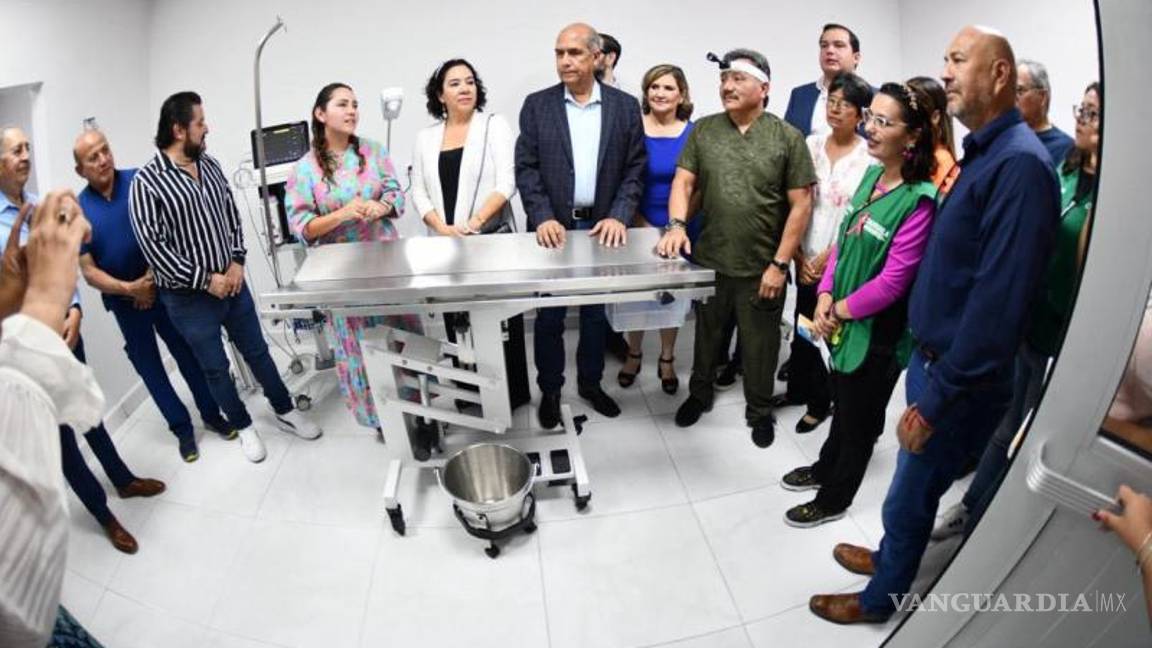 $!Con el Alcalde, durante el corte del listón, estuvo la primera dama, Leticia Carrillo; Faustino Aguilar, jefe de la Cuarta Jurisdicción Sanitaria; Esra Ibn Cavazos, delegada de Mejora Coahuila, Jorge García, presidente de la Asociación de Médicos Veterinarios de Monclova, entre otras personalidades más.