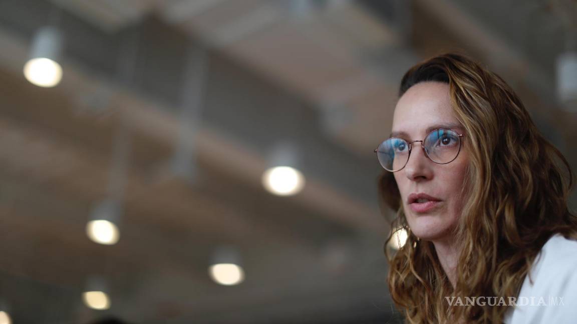 $!En la imagen, la directora ejecutiva de The Trevor Project, Edurne Balmori, habla durante una entrevista con EFE en la Ciudad de México (México).