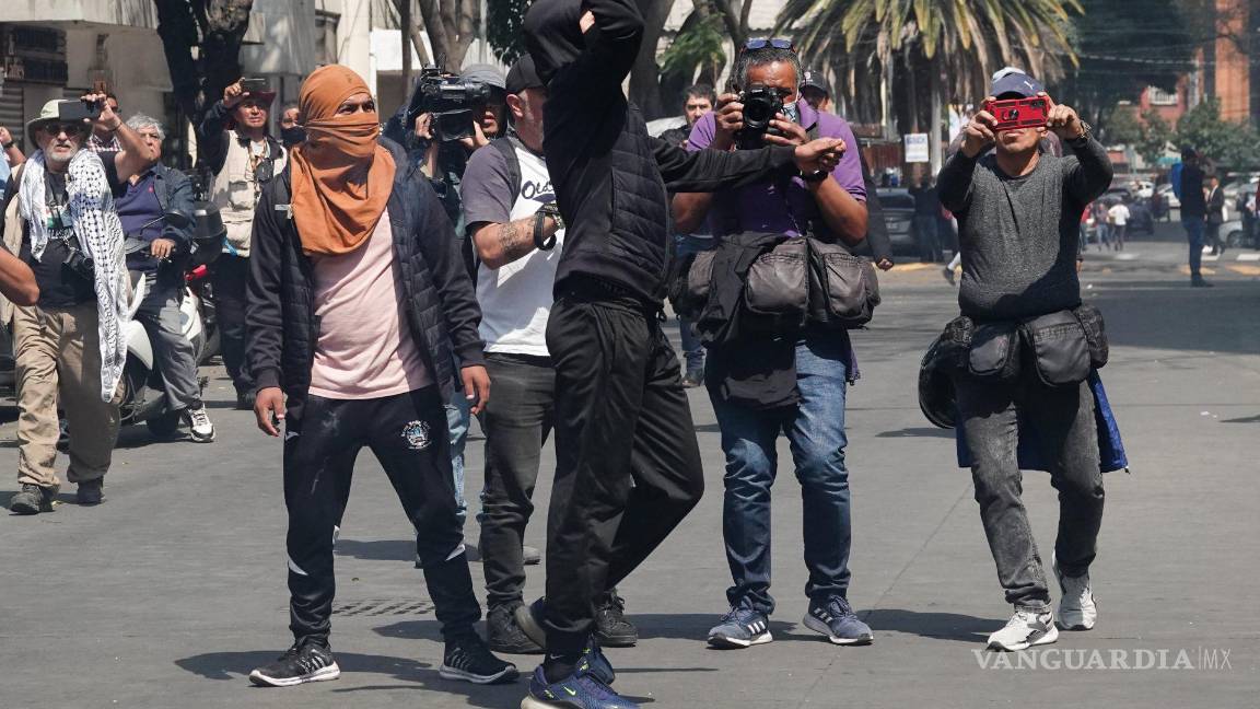 $!Un grupo de manifestantes por los 43 normalistas desaparecidos de Ayotzinapa, Guerrero, protestaron en la sede del Senado de la República.