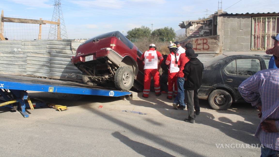 Choca, atropella a dos niños y una mujer y cae al patio de una casa, en Saltillo