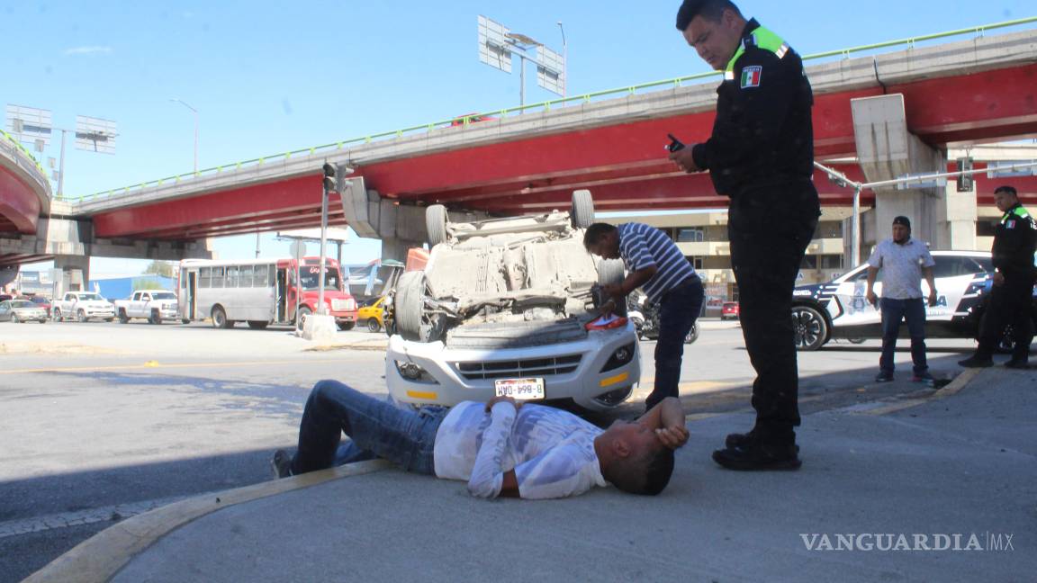 Taxista sufre volcadura bajo el distribuidor vial El Sarape, en Saltillo