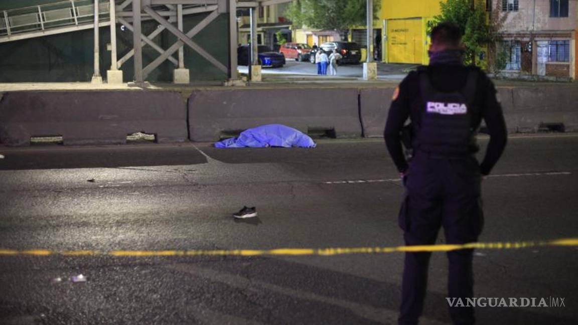 $!El cuerpo fue cubierto por paramédicos.