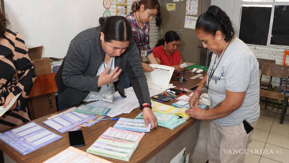 $!La casilla 0075, ubicada en la escuela Venustiano Carranza, logró abrirse con éxito gracias al esfuerzo de los suplentes y funcionarios de casilla presentes.