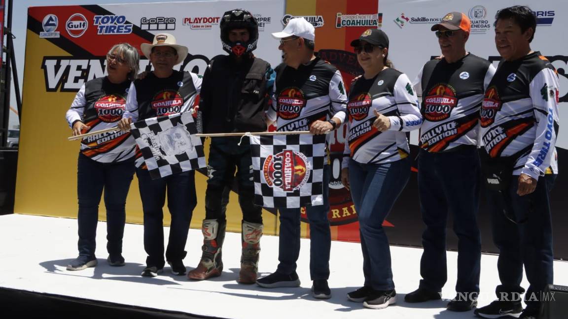 $!Mauricio recibió una medalla de participación de las autoridades locales tras su travesía por el desierto coahuilense.