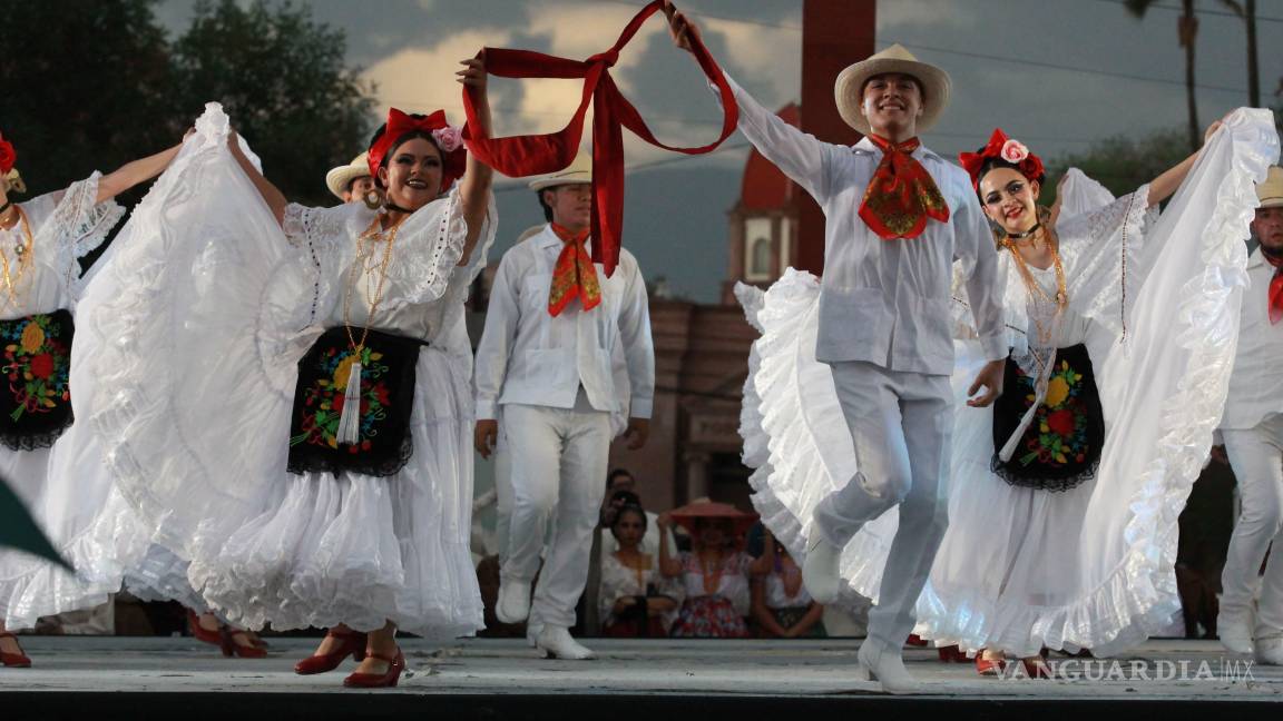 $!La danza folklórica brilló con la monumental coreografía de La Tarola en la Plaza de las Ciudades Hermanas.