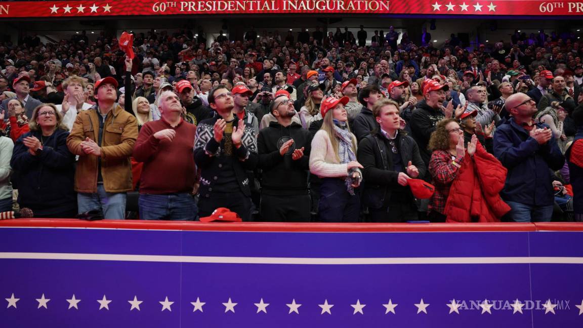 $!Los invitados observan desde el interior del Capitol One Arena la juramentación del presidente electo de Estados Unidos, Donald Trump, en Washington.
