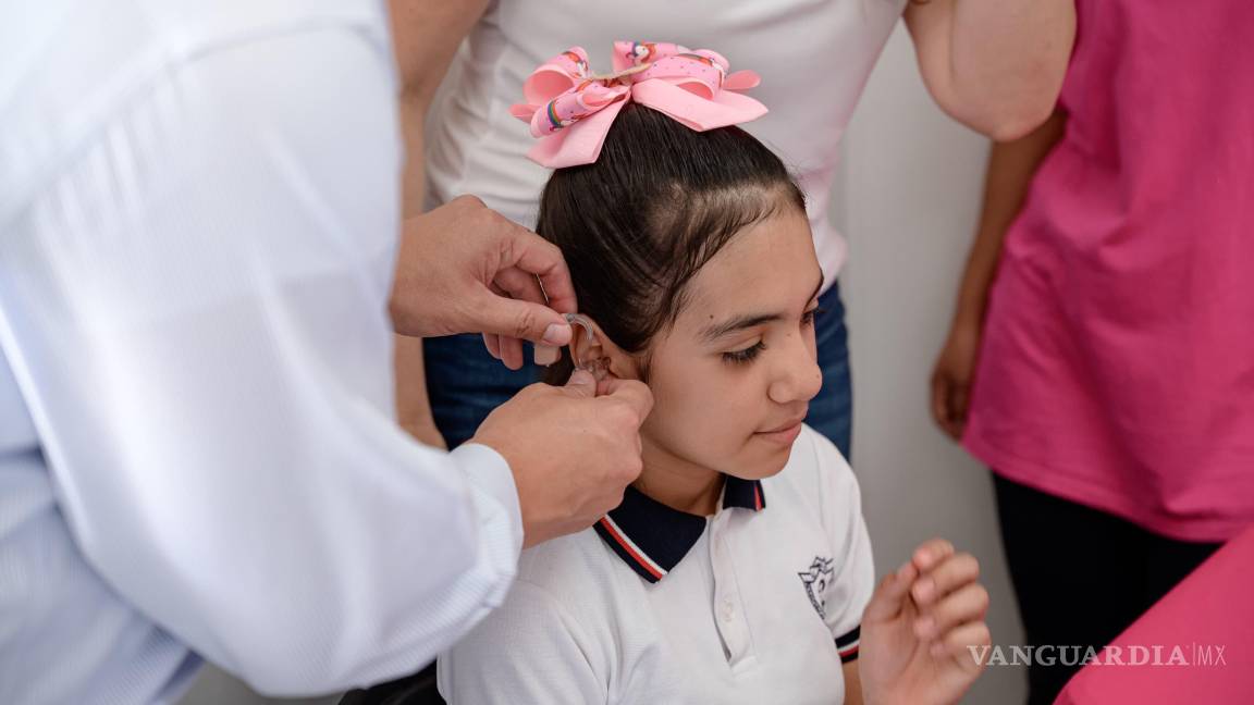 $!A una alumna le fue colocado un aparato para que escuche mejor.