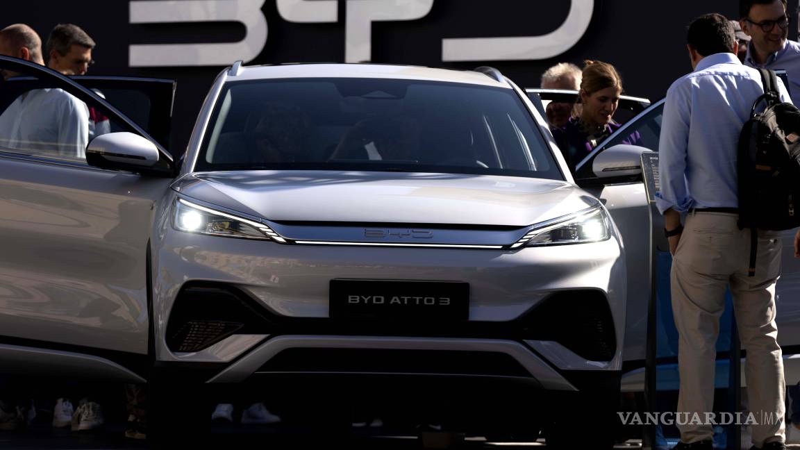 $!Las noticias de BYD parecieron asestar un golpe a Tesla, ya que el precio de las acciones del fabricante estadounidense de vehículos eléctricos cayó un 4.8%.