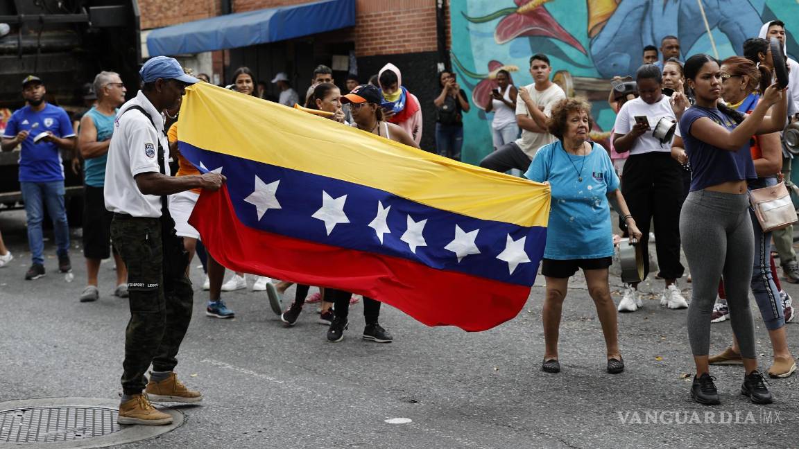 $!Personas golpean cacerolas en una manifestación luego de los resultados de las elecciones presidenciales este lunes, en Caracas, Venezuela.