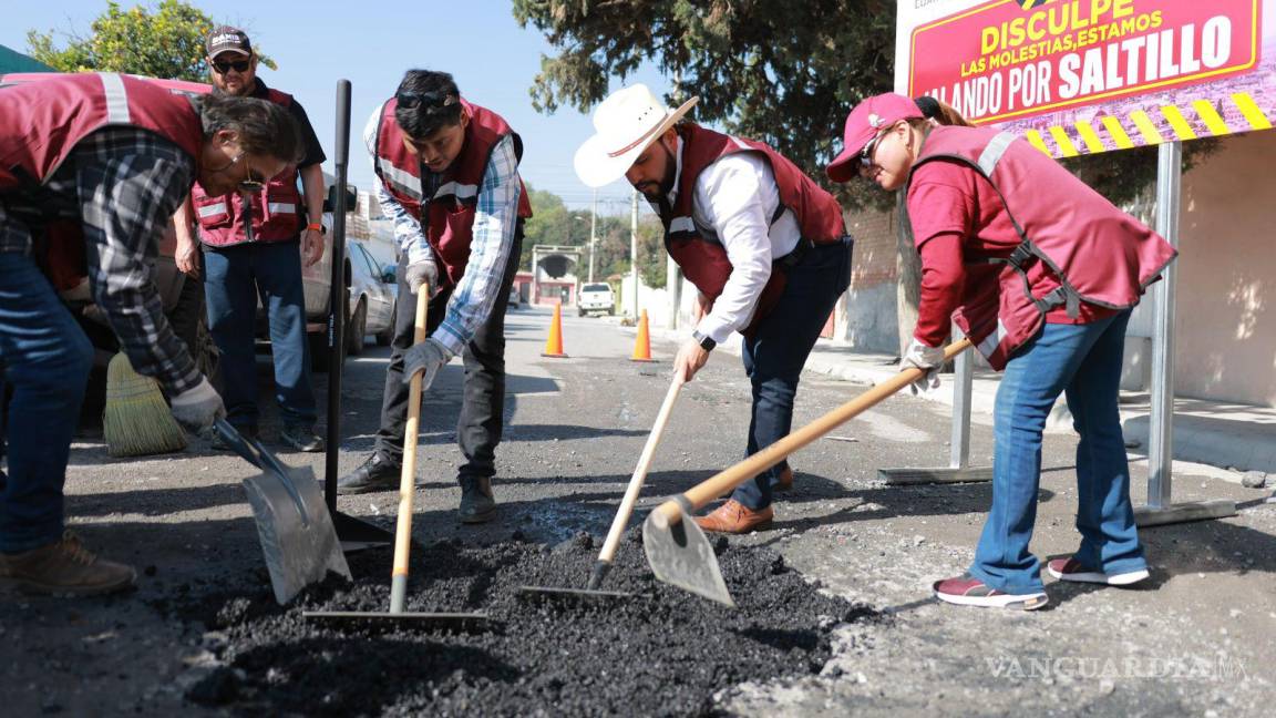 Inicia el diputado local por Morena, Alberto Hurtado, el programa de bacheo ‘Jalando por Saltillo’