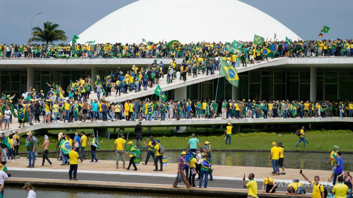 $!Caos en Brasil, seguidores de Bolsonaro invaden Congreso, Corte y Palacio de gobierno