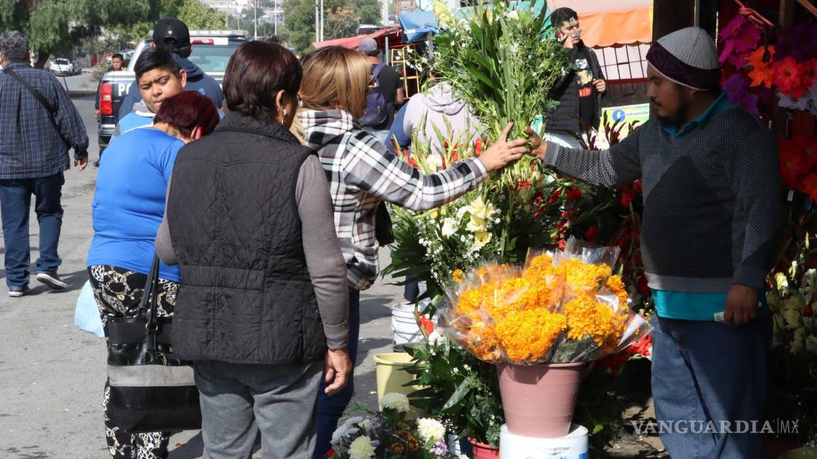 $!Un 30 por ciento aumentó el precio de las flores de ofrenda para los fieles difuntos.