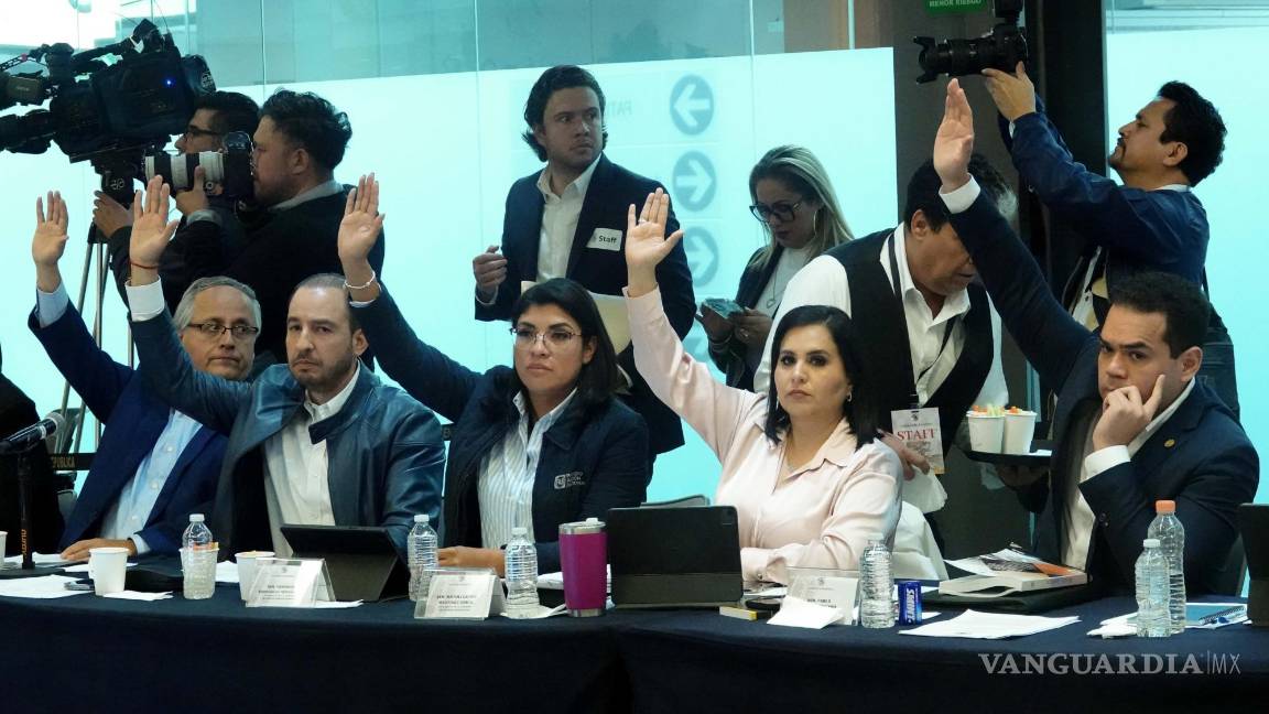 $!Marko Cortés y senadores de la bancada del PAN, durante la votación del Orden del Día en la Primera Reunión de Comisiones Unidas de Puntos Constitucionales y de Estudios Legislativos en el Senado de la República.