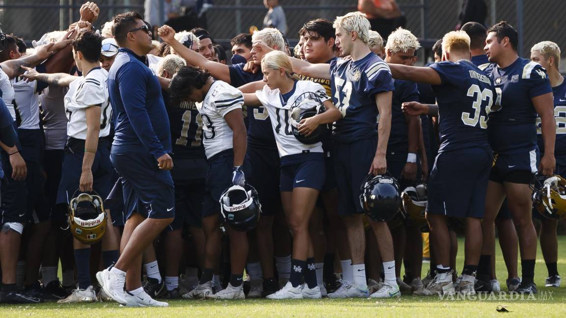 $!Andrea Martínez (c), pateadora de los Pumas UNAM CU en la Liga Mayor, se reúne con su equipo durante un entrenamiento en Ciudad de México (México).